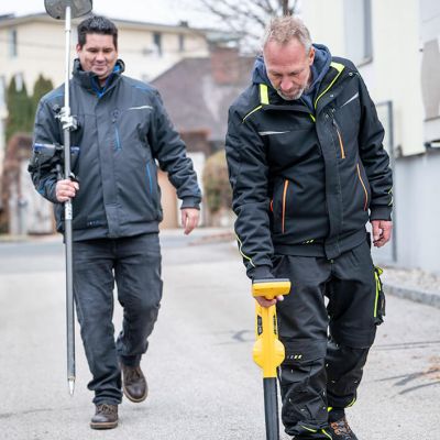 Mitarbeiter bei der Rohrnetzüberprüfung